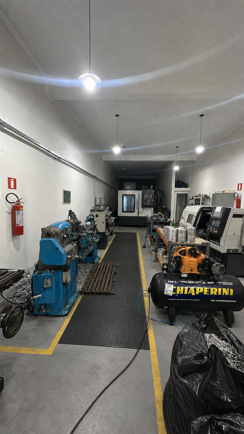 Corredor de produção da AG TECH com tornos e centro de usinagem CNC